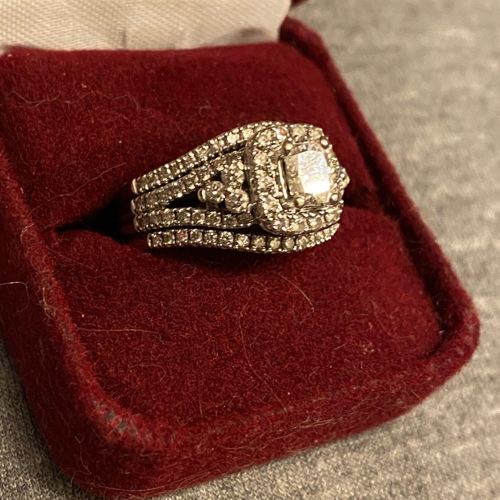 Elegant 14kt White Gold Halo Bridal Ring Set with Diamonds - Picture 3 of 6